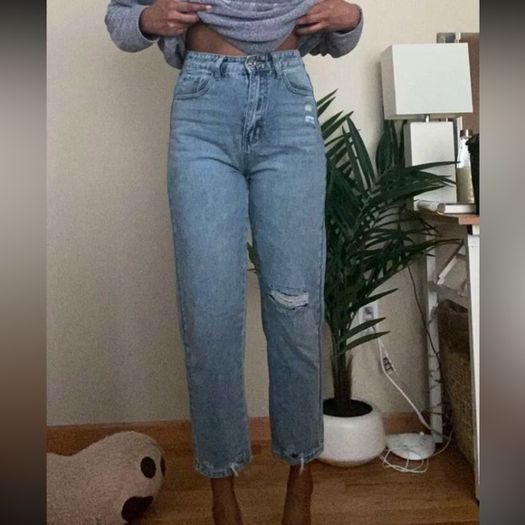 Ripped Frayed Hem Mom Jeans light wash color - Picture 10 of 10